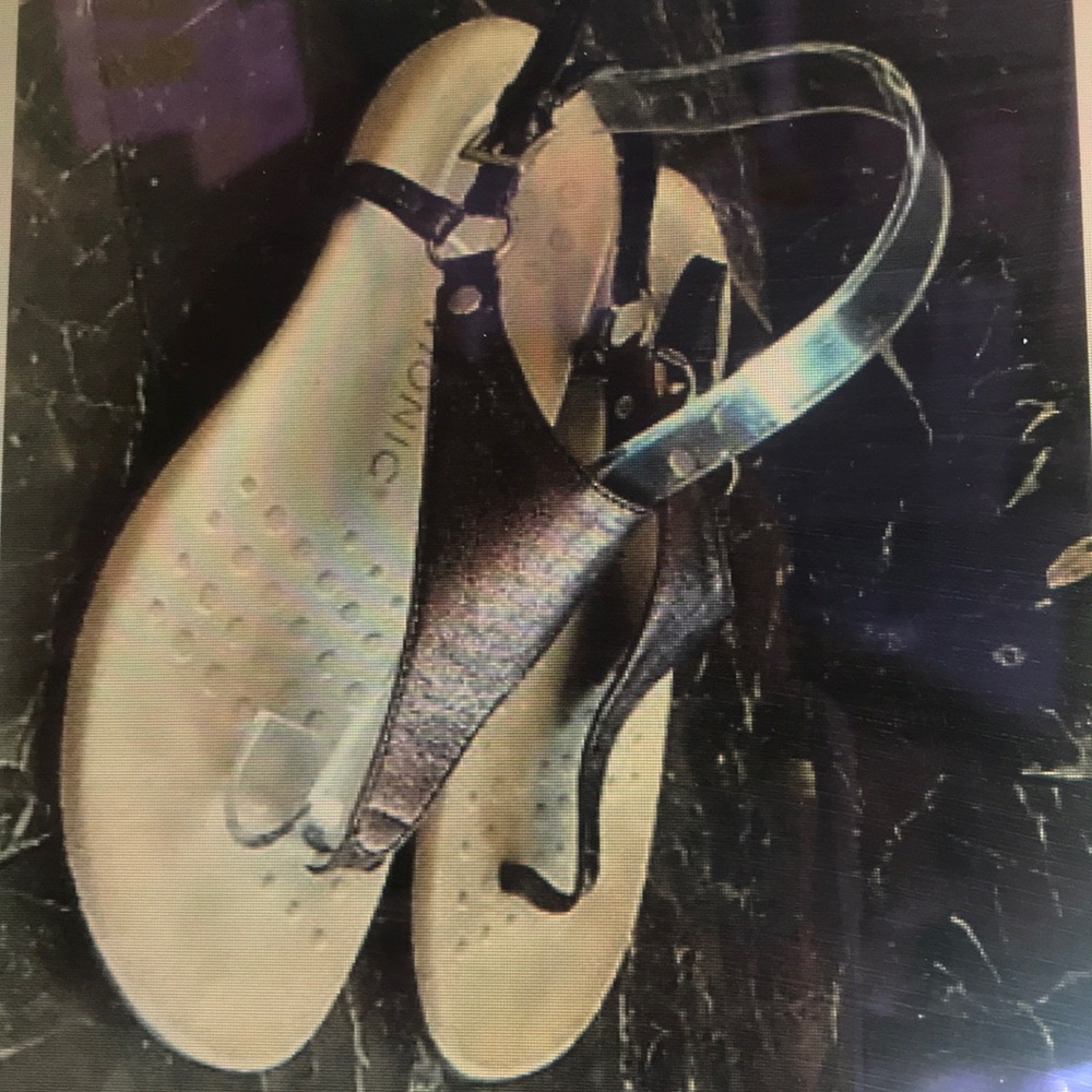 Vionic Sandals Size 9 Metallic Strappy Adj.